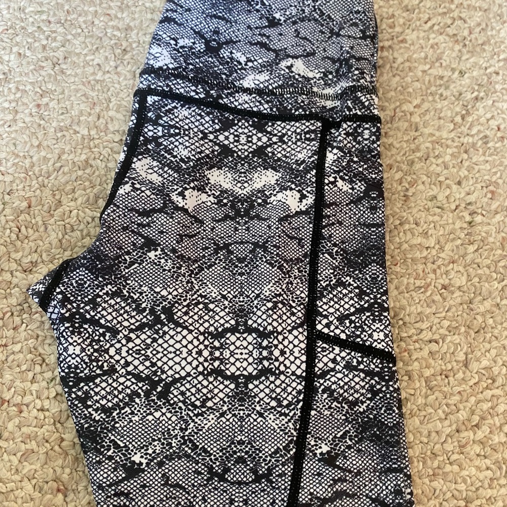 Zyia capris size 6-8. I don’t think I ever wore them. They have been washed.
